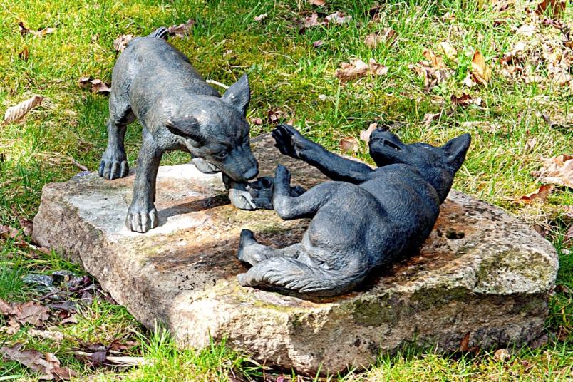 Bronzeskulptur, die zwei junge Wölfe zeigt