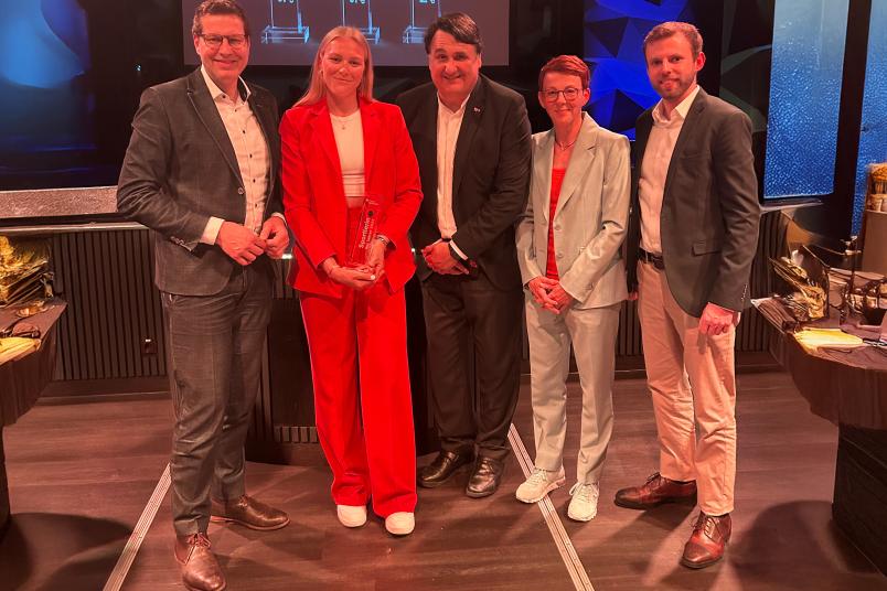 Gruppenbild mit 5 Personen, festlich gekleidet