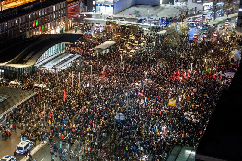 Bild aus der Vogelperspektive auf eine Demo vor dem HBF Bochum.
