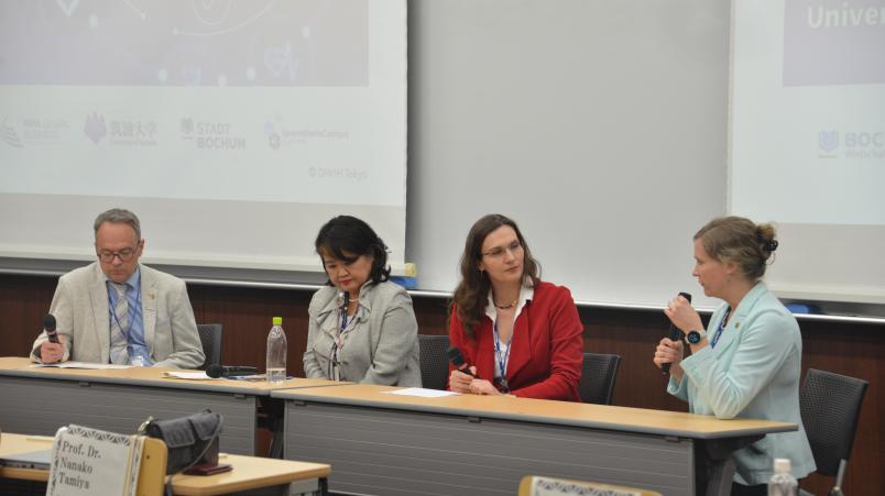 Panel mit vier Personen bei einer Konferenz