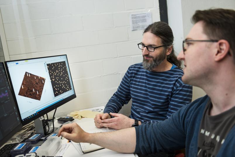 Zwei Personen vor einem Computerbildschirm