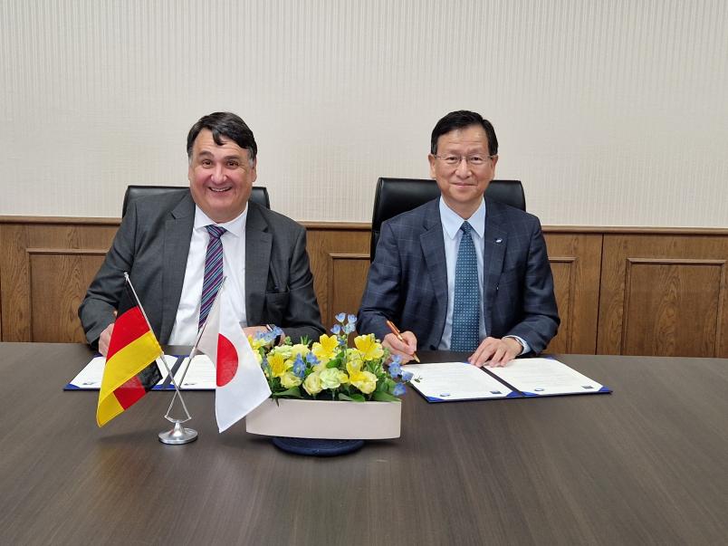 Rektor Paul und NIMS-Präsident Kazuhiro Hono 