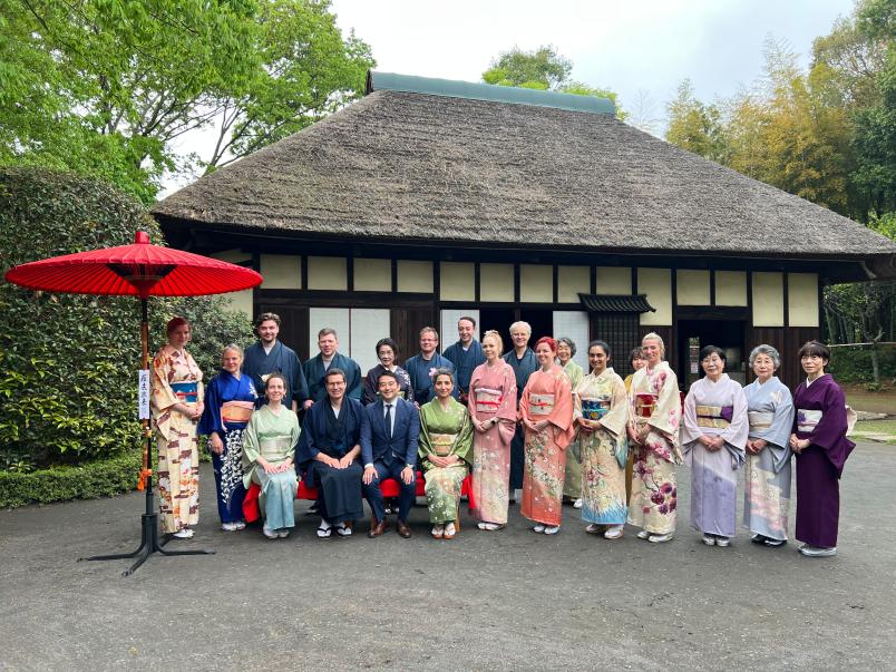 Die Mitglieder der Delegation in Kimonos vor einem Pavillon