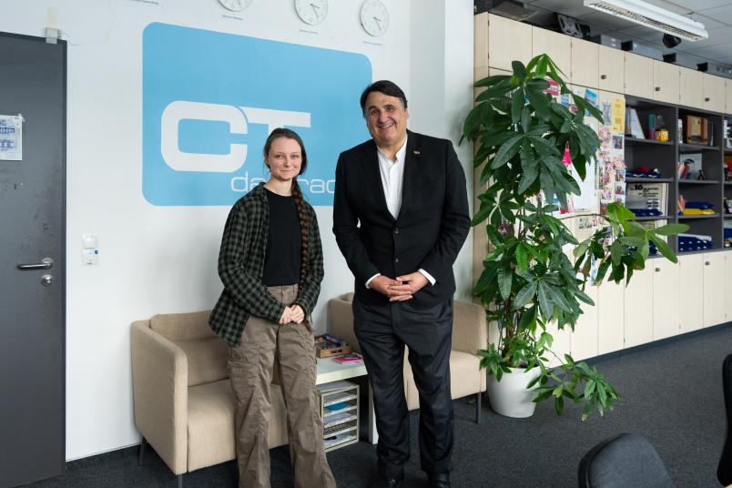 Ina Wagner und Martin Paul vor dem CT-Logo