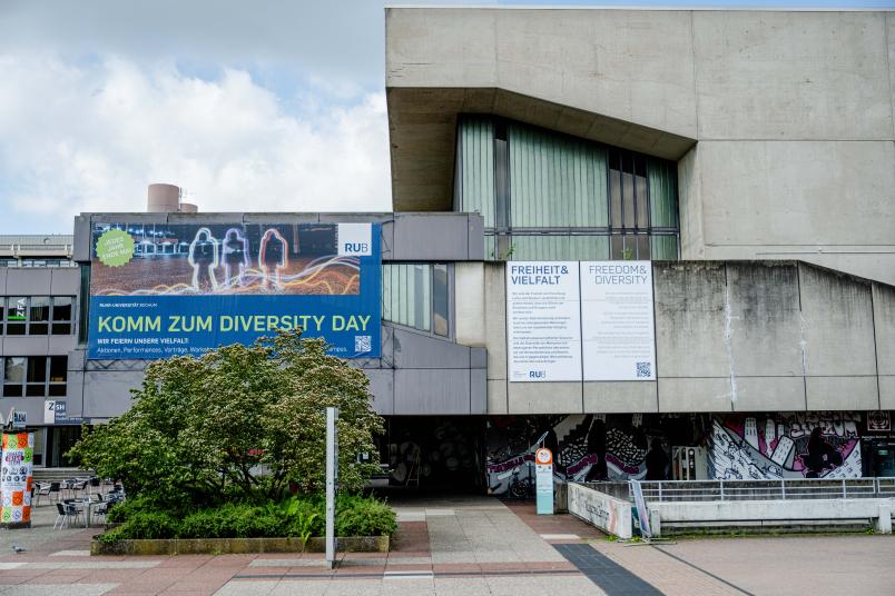 Campusbild mit dem Kodex Freiheit und Vielfalt am Musischen Zentrum