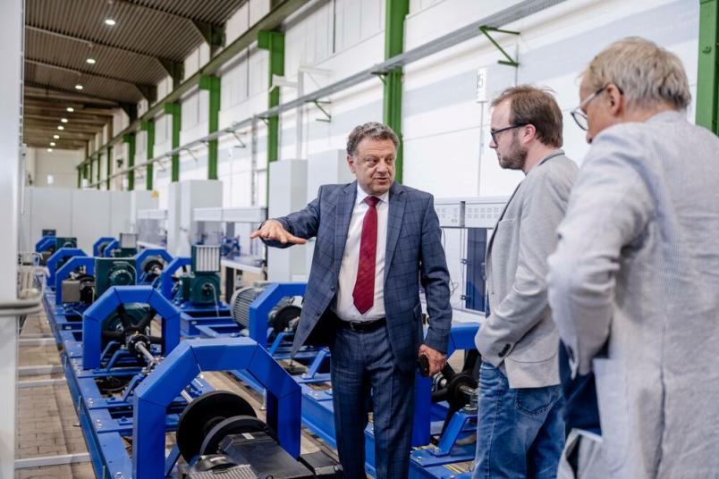 Dre Männer in einer Halle