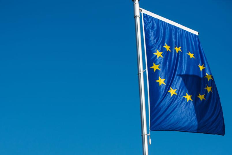 Europaflagge vor blauem Himmel