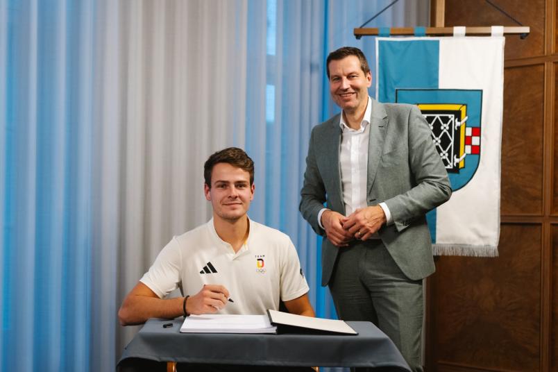 Ruderer Jasper Angl (links), hier beim Empfang des Oberbürgermeisters Thomas Eiskirch für die Olympia-Teilnehmer 2024