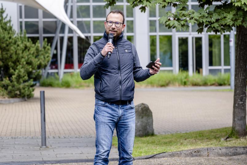 Ghassan Karame hält eine Rede