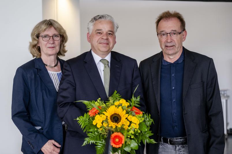 Hochschulratsvorsitzende Birgit Fischer und Senatsvorsitzender Jörg Bogumil gratulieren Achim Dilling zur Wahl.