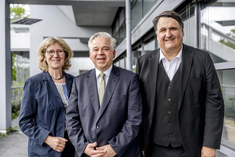 Gruppenbild mit Achim Dilling (Mitte), Birgit Fischer, Vorsitzende des Hochschulrats (links), und Rektor Martin Paul (rechts)