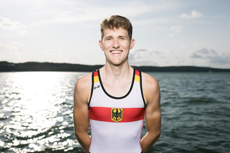Moritz Küpper nimmt an den Ruderwettkämpfen teil.