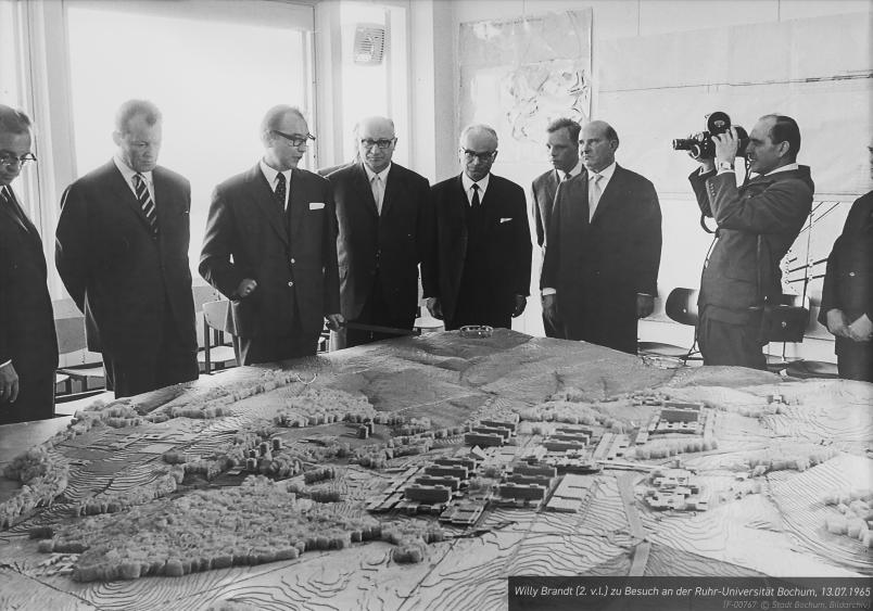 Campusfeier Willy Brandt am Modell der RUB 1965