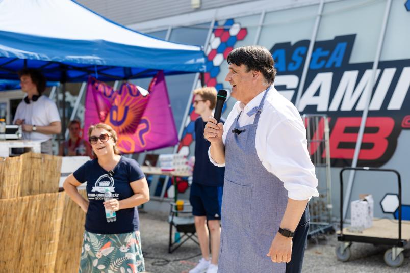 Rektor Martin Paul und Kanzlerin Christina Reinhardt eröffnen die Campusfeier.
