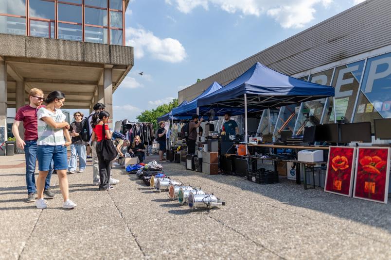 Repair Café des AStA mit Angeboten und Aktionen auf der Campusfeier
