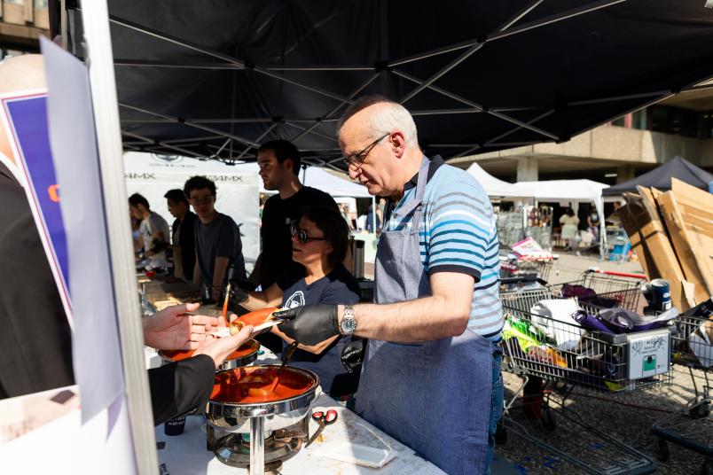 Manfred Bayer, Rektor der Technischen Universität Dortmund, am Grill