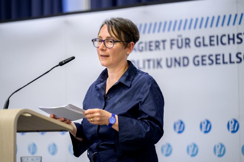 Beate von Miquel am Rednerpult