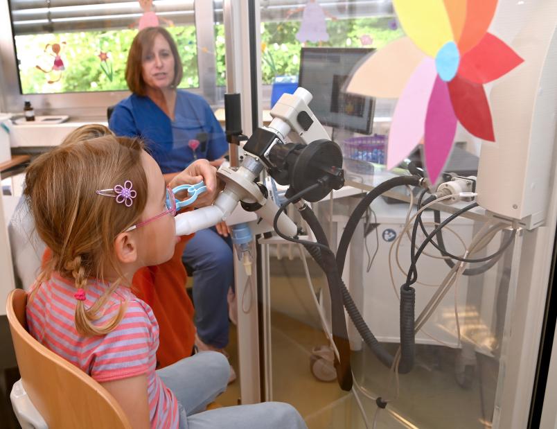 Kind beim Lungenfunktionstest