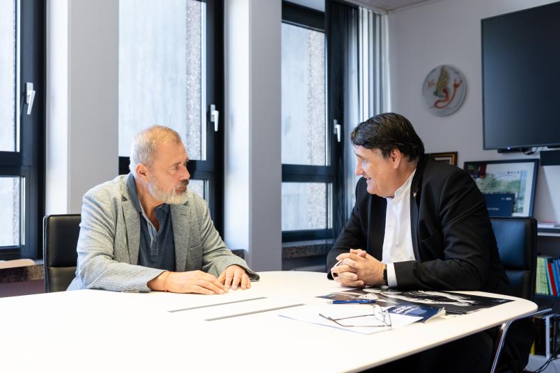 Dmitry Muratov und Rektor Martin Paul