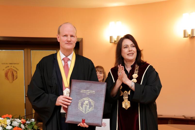 Prof. Mark mit der Rektorin der Uni Skopje bei der Verleihung