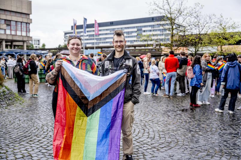 2 Menschen mit Regenbogenflagge