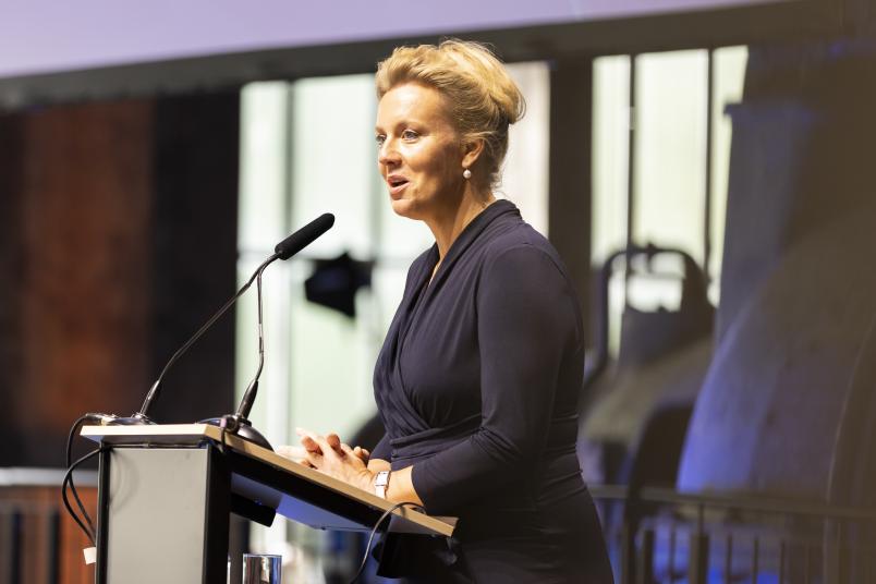 Ministerin Brandes hält ein Grußwort zur Eröffnung