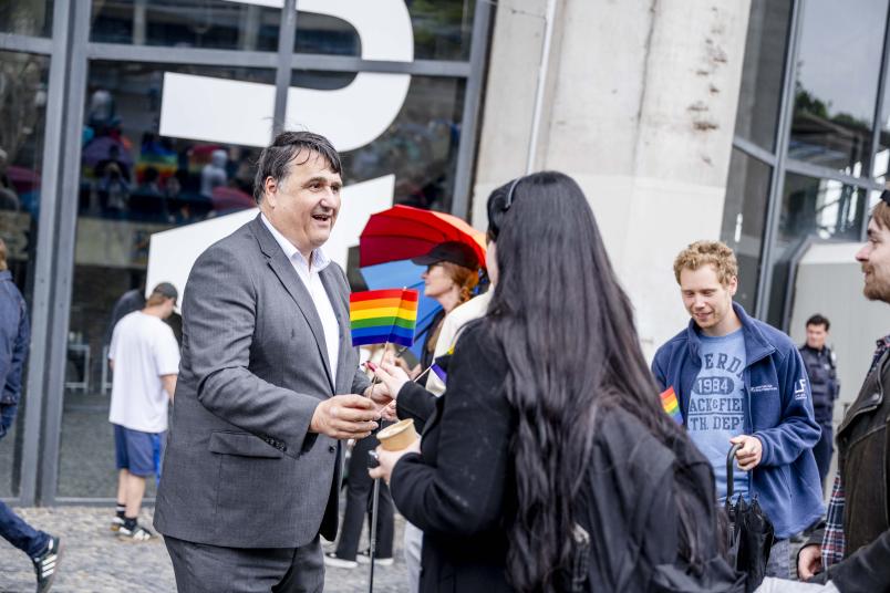 Rektor verteilt Regenbogenflaggen