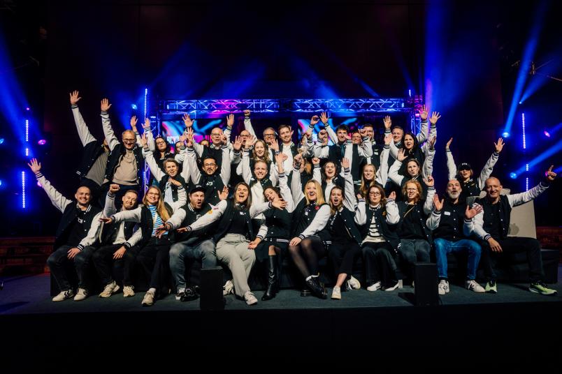 Das gesamte Team der BRYCK Startup Alliance jubelt über den Erfolg im Leuchtturmwettbewerb.