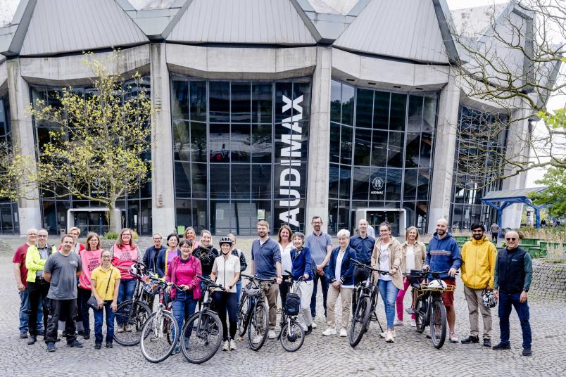 Gruppenfoto vor dem Audimax zeigt Teilnehmende der Aktion Stadtradeln mit und ohne Räder