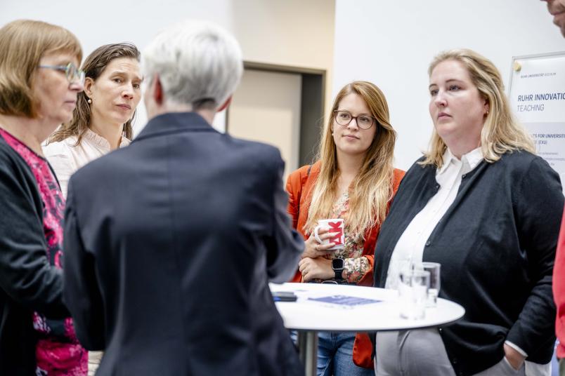 Mehrere Personen im Gespräch