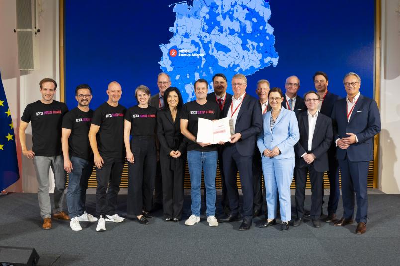 Die Delegation des BRYCK-Konsortiums, darunter die Rektorin und die beiden Rektoren der Universitätsallianz Ruhr, mit der frisch überreichten Auszeichnung