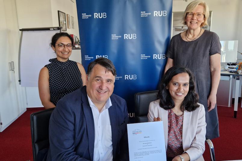 Gruppenfoto von der Urkundenübergabe