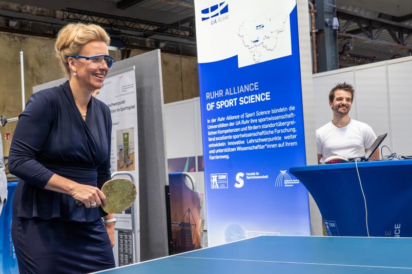 NRW-Wissenschaftsministerin Ina Brandes am Stand der Ruhr Alliance of Sport Science