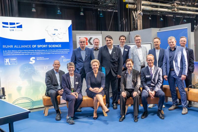 Ministerin Brandes im Kreise der Hochschulleitungen der UA Ruhr und der Kooperationspartner der Ruhr Alliance of Sport Science am gemeinsamen Stand