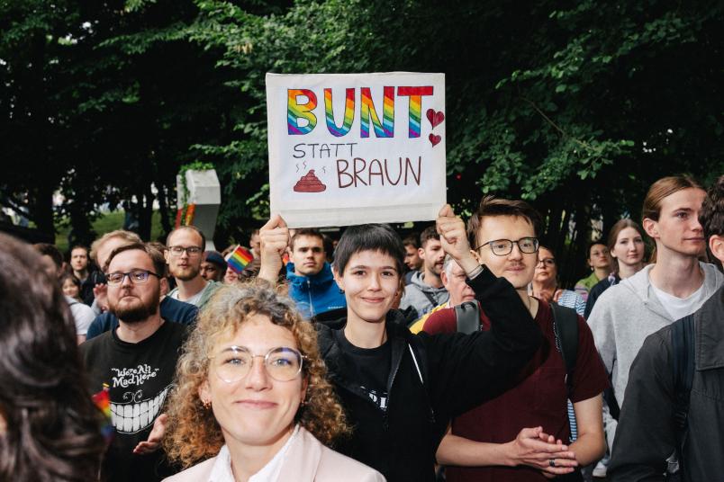 Transparent mit der Aufschrift bunt statt braun.