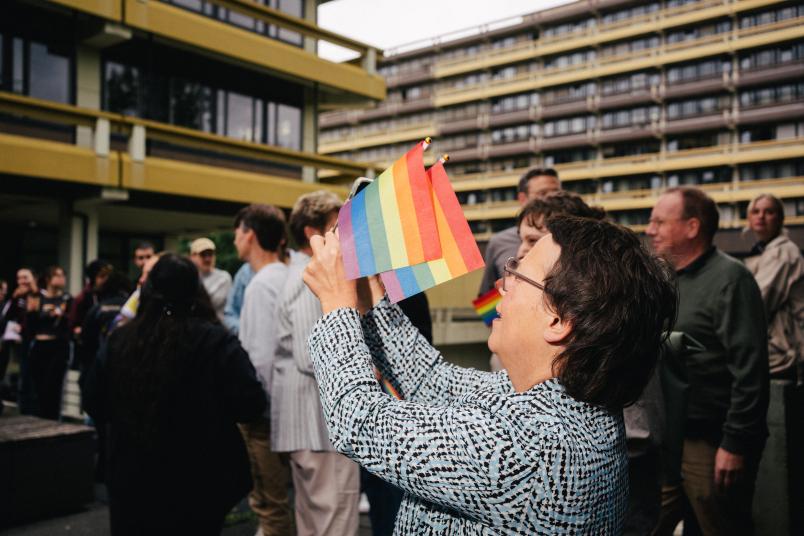 Auch Kanzlerin Christina Reinhardt zeigt bei der Kundgebung vor GA (Regenbogen)Flagge.