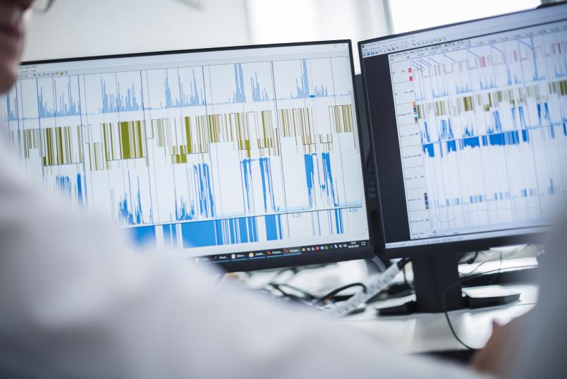 Monitore mit gelben und blauen Grafiken