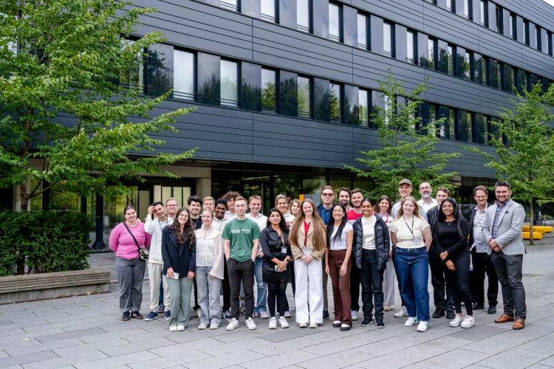 Gruppenbild mit Studierenden