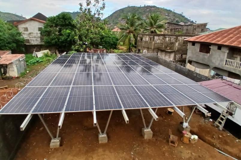Eine Solarstromanlage in Sierra Leone auf roter Erde