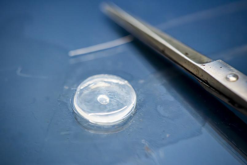 Hornhaut auf einer blauen Unterlage