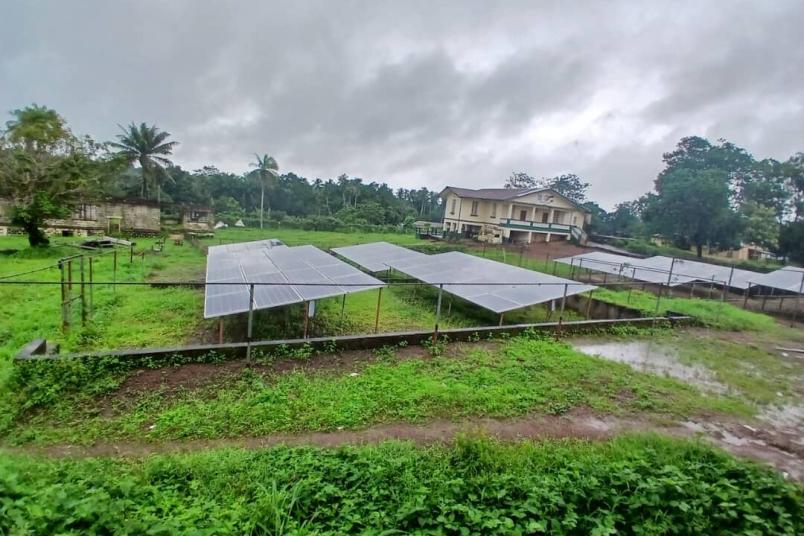 Blick auf eine Solaranlage in Sierra Leone
