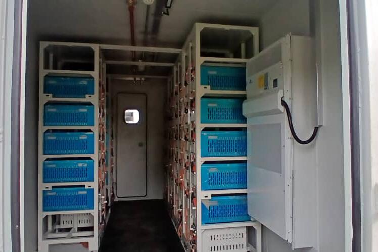 Blick in eine technische Einrichtung, die zu einer Solaranlage gehört. 