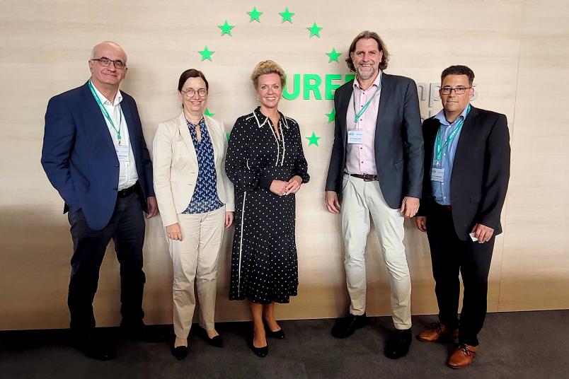 Gruppenbild mit NRW-Wissenschaftsministerin Ina Brandes