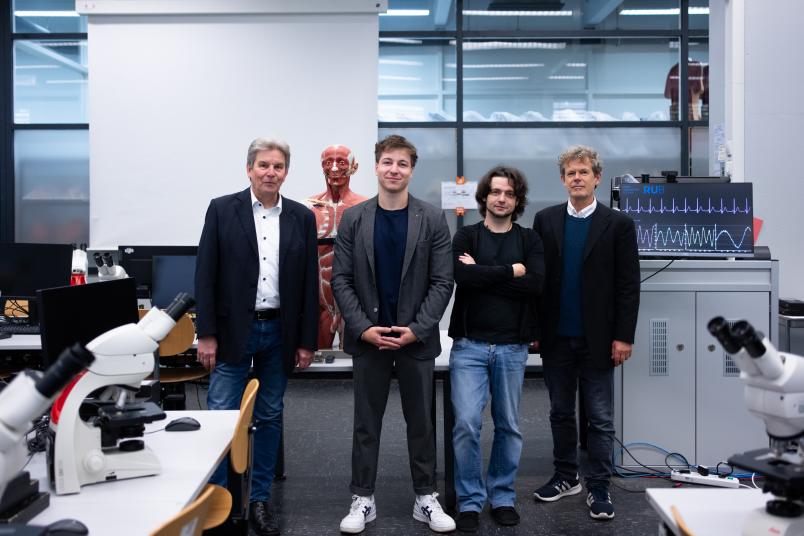 Gruppenfoto mit vier Männern