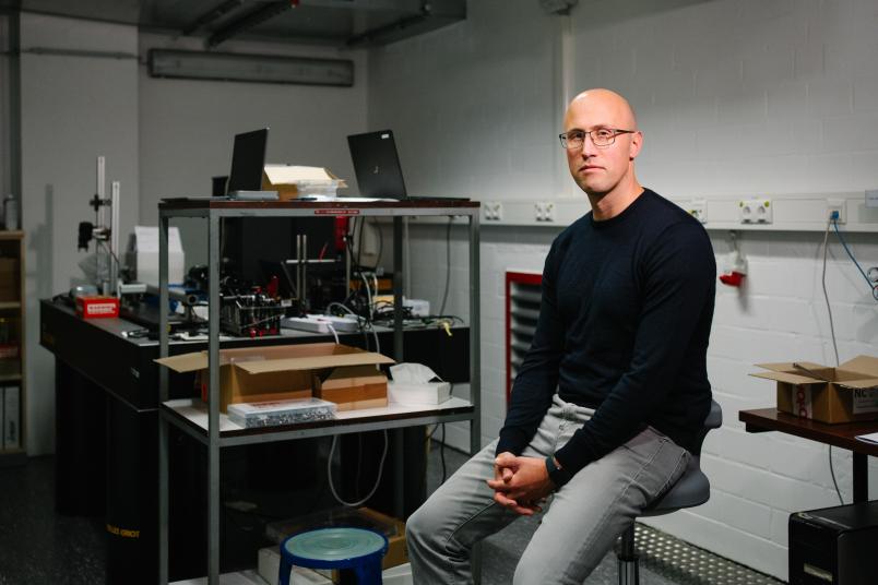 Porträt von Sebastian Kruss im Labor