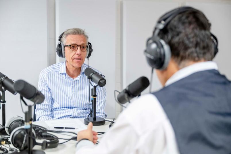Stephan Paul mit Kopfhörern und Mikrofon