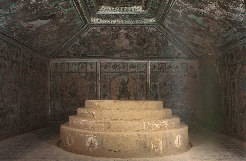 Dunkler Raum mit verzierten Wänden