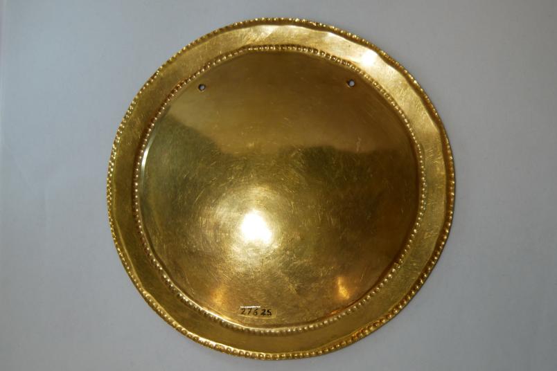 Goldene Scheibe mit zwei kleinen Löchern