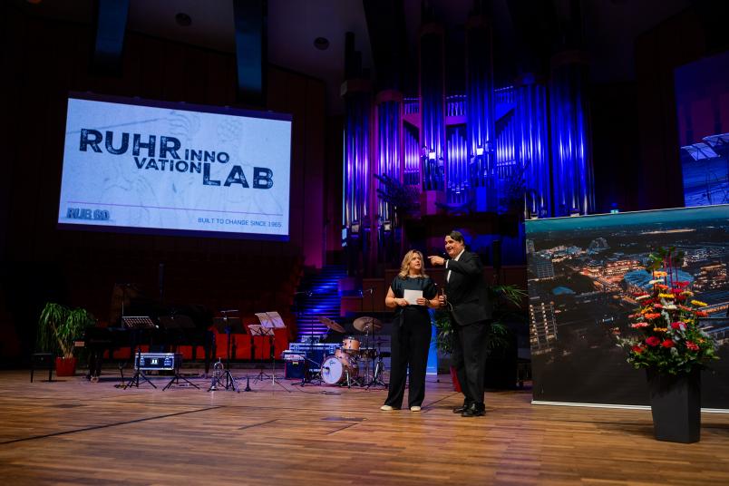 Frau und Mann auf Bühne