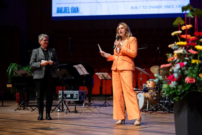 Zwei Frauen auf der Bühne